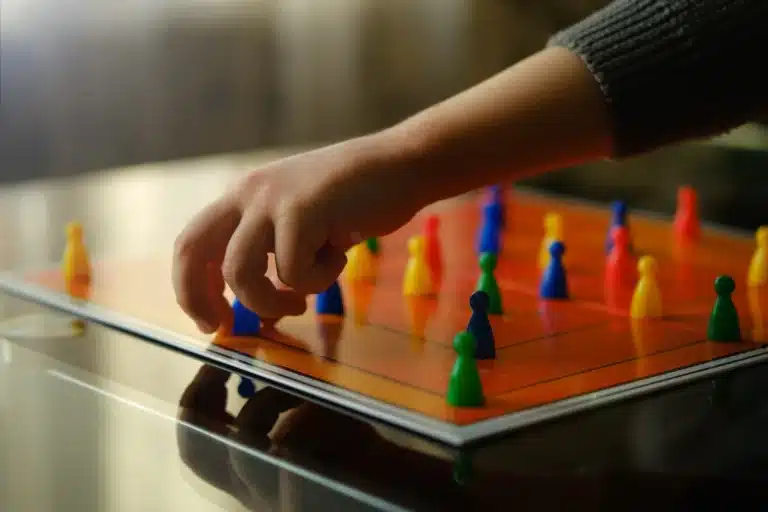 criança a jogar jogos de tabuleiro