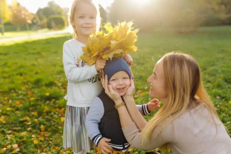família feliz com crianças no parque